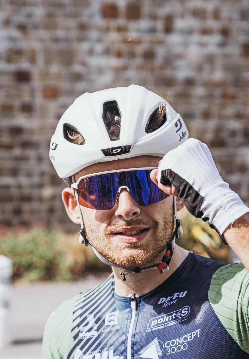 Matthieu serrant le poing, en tenue de course